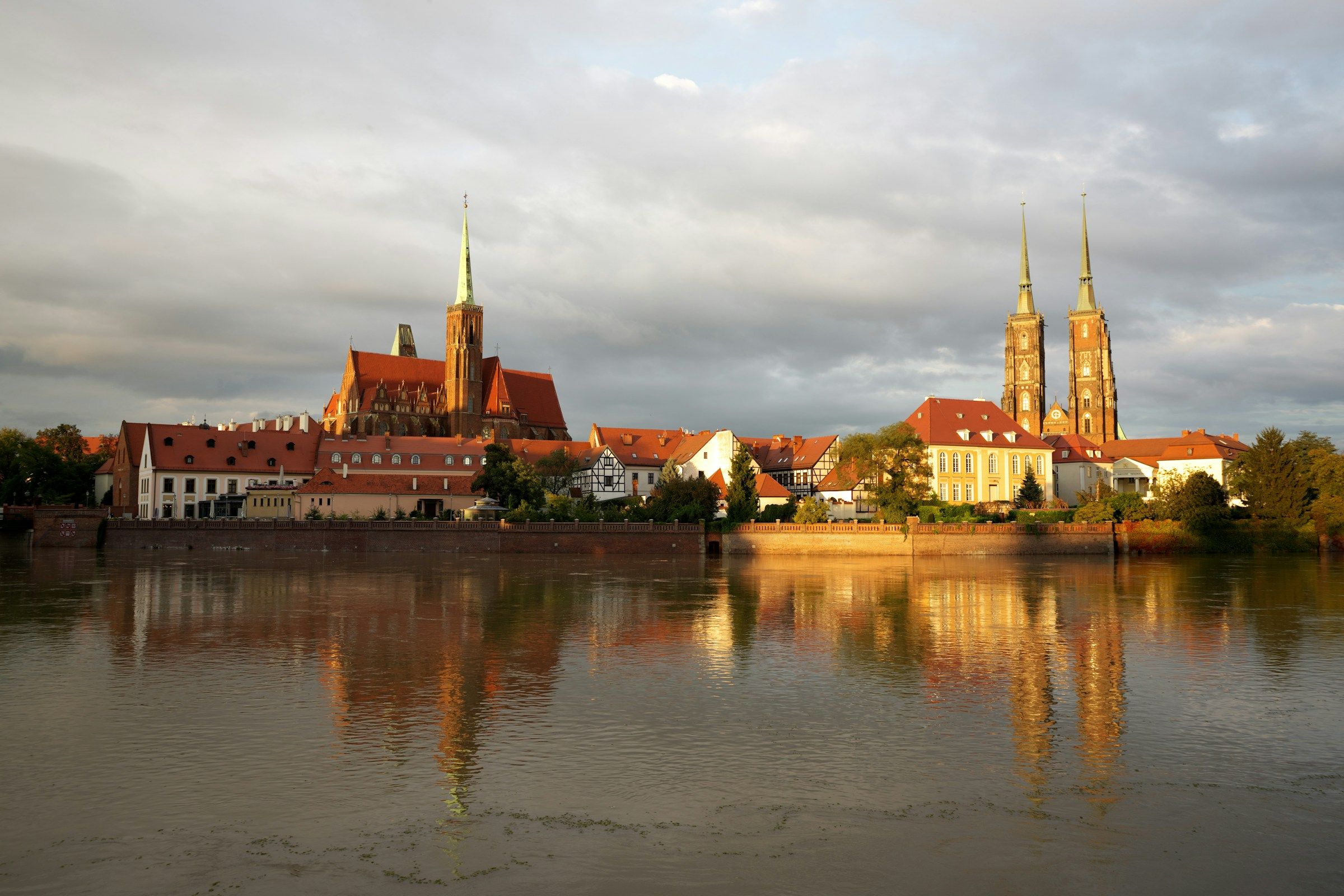 Ostrów Tumski we Wrocławiu widziany z drugiego brzegu Odry